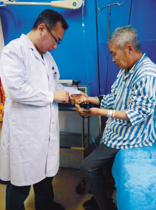 老人冰天雪地晕倒一夜未醒爱犬用体温救主(图)