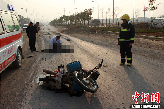 广西一摩托车行驶中发生爆炸人车飞出十余米