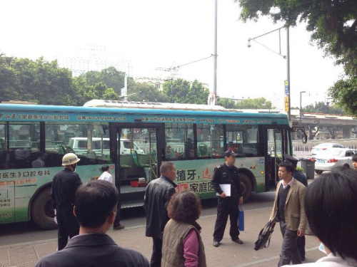 广州一女子病发死于公交车上警方介入调查(图)