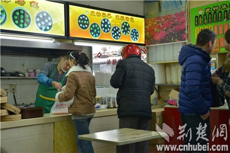 武汉57岁副处级干部内退卖汤包4年连开6家店(图)