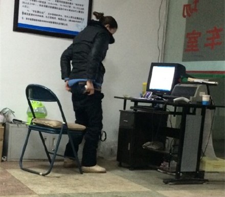 景德镇西客站一女性工作人员值班室穿裤子拒绝回应