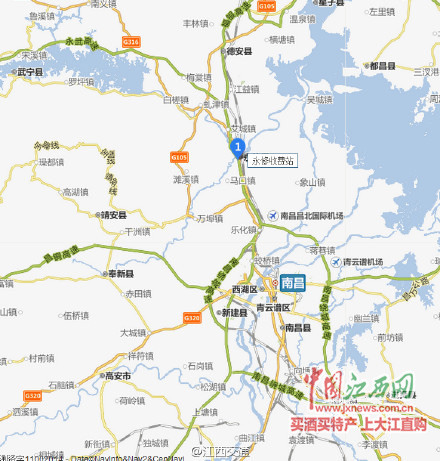 福银高速昌九段一危化品运输车侧翻现场被封锁