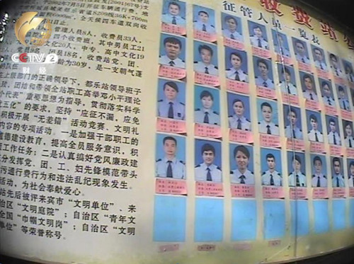 广西再现撤不掉的收费站:俩车道收费40多人分钱(2)