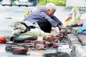 八旬老伯义务修补小区人行道两年来行善获点赞