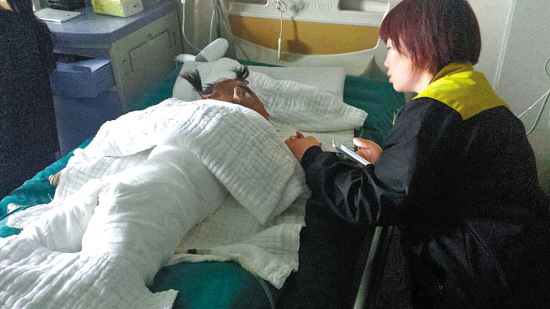 兄妹打闹5岁妹妹跌入开水全身50%被烫伤(图)