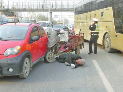 郑州老人驾三轮追尾昏迷醒来说:妞别怕俺不讹人