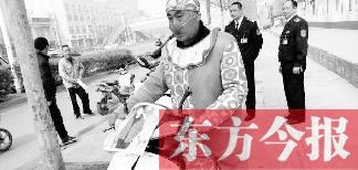 男子街头扮小丑寻子称儿子再傻也是心头肉(图)