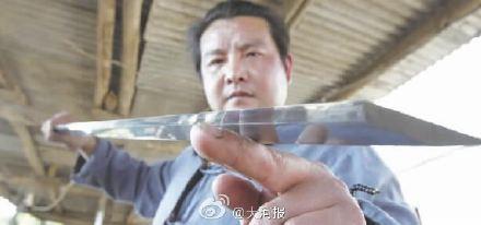 男子弃国企工作荒野铸剑每把卖20万(图)