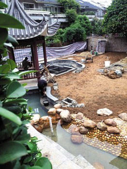 广州一别墅区私挖地下室叫停后成“烂尾工程”（图）