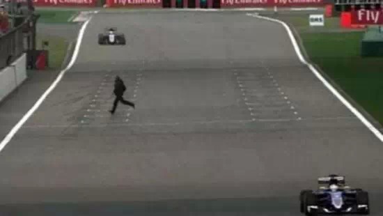 F1上海赛道上演“中国式过马路”不明男子被抓(图)
