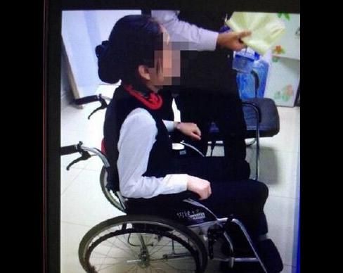 航班乘客不满餐食耍横泼热盖饭烫伤空姐(图)