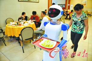 餐厅请来机器人“跑堂”:端菜送水还唱歌(图)