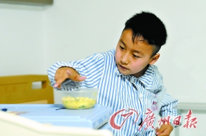 9岁男童卧床7年误食老鼠药致说话不清不能走路