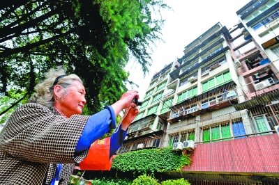 银发婆婆领头治住高空抛物楼下架摄像机盯防图