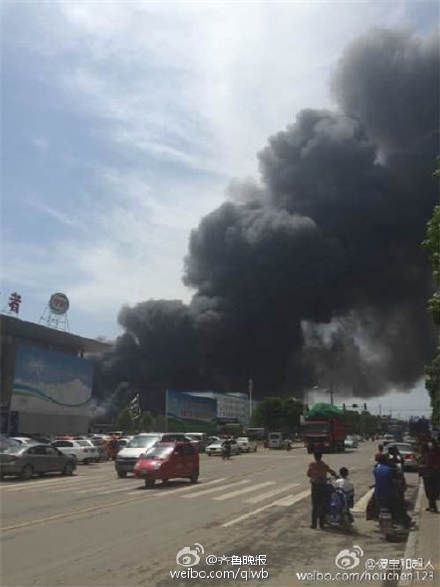 济南伊利乳业发生火灾现场浓烟滚滚(图)