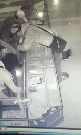 珠宝店深夜失窃响警报店员因打不开门当误报
