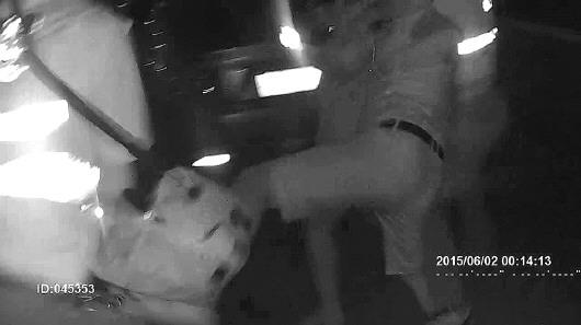 丈夫酒驾被查妻子求情无果咒骂飞踹交警被拘