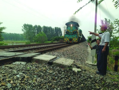 �����ڼ��ſڱ���ײ���·���������4���¹�