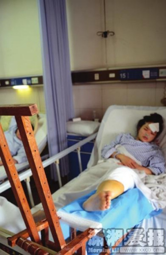 ��ɳһ�����¼ݳ����¹�Ů��������ȫ��ѰĿ����