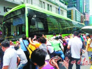 ���˱�������ײ�����복�׽ַ�·��̧�����ˣ�ͼ��