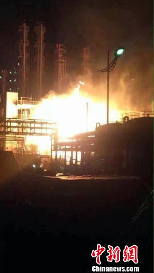 南京化工厂爆炸仍在扑救厂方称目前无员工伤亡
