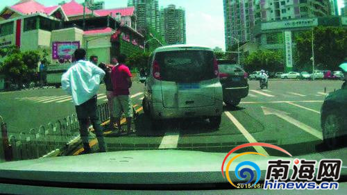 海口现“路怒”外国男发生争执后开车撞市民车