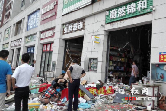 湖南一超市发生煤气罐爆炸5人受伤送往医院