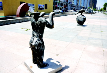 济宁广场现“鹰叼小孩”雕塑市民反感害怕(图)