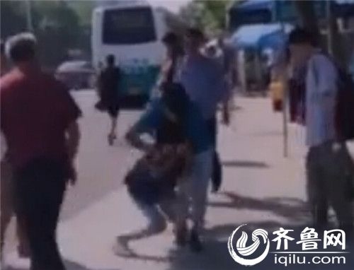 男子当街持刀劫持女子疑因求爱被拒起歹意(图)