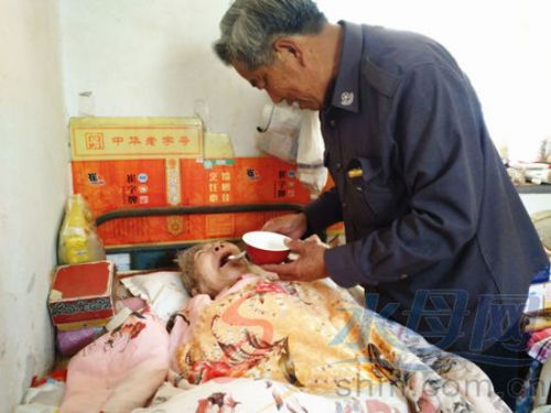 只为一句诺言七旬老人照顾瘫痪妻子15年(图)