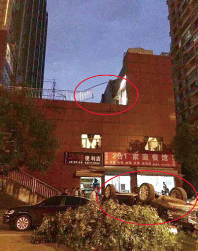 女子驾车飞下10米停车坪车内2人受伤(图)