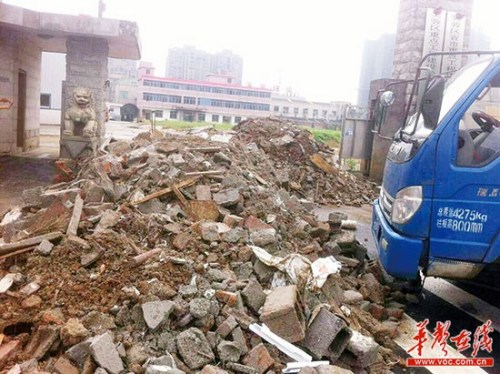 拒绝赞助龙舟赛鞋厂三天两次遭渣土堵门(图)