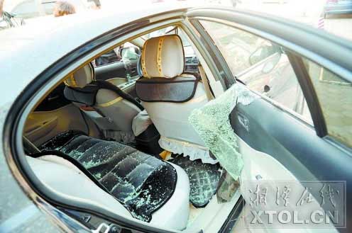 湖南一醉酒男子当街砸车用千斤顶砸破协警头部