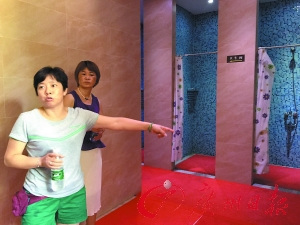 女更衣室出现裸男被疑患精神疾病或想蹭澡(图)