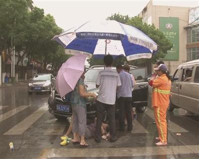 奔驰撞倒七旬老太热心瓜贩拔下摊位大伞为其挡雨