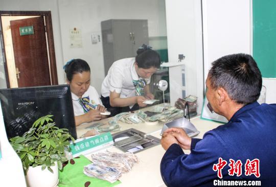 男子将3万多辛苦钱埋地下2年挖出来已腐烂变质(图)