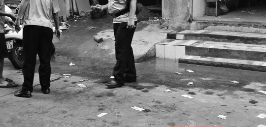 老板酒后不开心当街撒百元大钞引路人争抢(图)