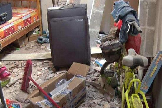 广东一民房屋顶深夜突然坍塌半裸男人从天而降