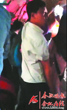 合肥公交车“咸猪手”被曝光网友:直接打脸(图)