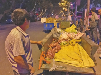 菜农4天卖菜赚3000元睡觉被盗小伙开奔驰送5000元