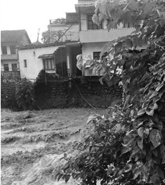 浙江昌化山洪暴发淘宝第一村半个小时水位涨2米