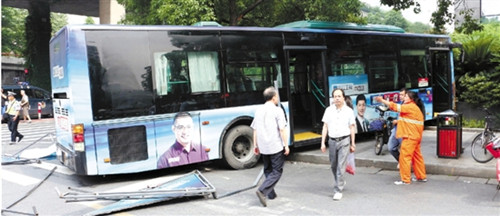 公交失控撞塌遮阳棚直冲路边花坛幸无人员伤亡