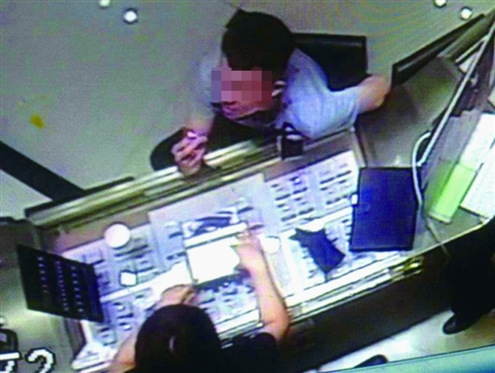 Ϊ����Ǯ����С��͵����ֵ16����2�����