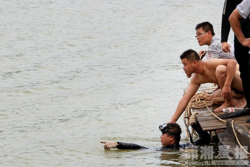 汽车落水女子生前最后一刻将女儿带出车外(图)