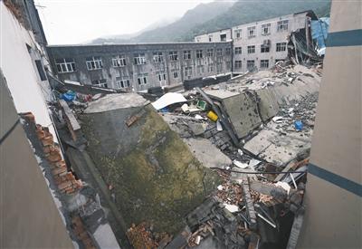 温岭鞋厂倒塌12亡工人称楼顶“鱼池”曾渗漏