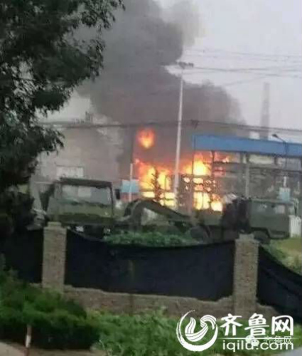 山东日照石油储罐着火发生3次爆炸蔓延至9个火罐