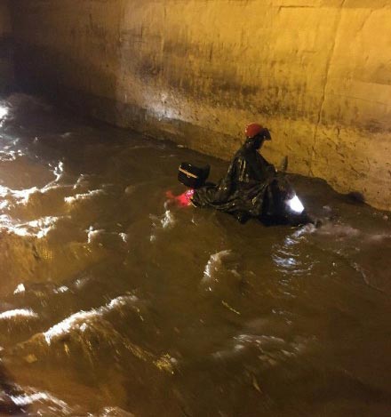 四川宜宾暴雨致多处积水汽车破浪前行网友:又看海