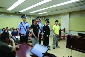 多疑女子雇人硫酸泼“小三”其表弟作案获刑