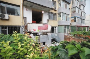 二楼看报老太随阳台坠下砸死一楼装修工(图)