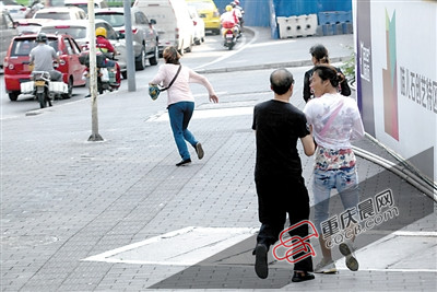 Ů�ӽ�ͷ����Ƭ���̲��鼱֮��ŭҧ��